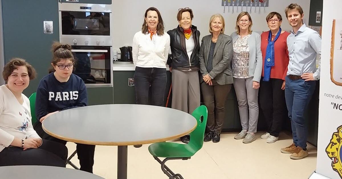 Service Club. Donation for the IME kitchen