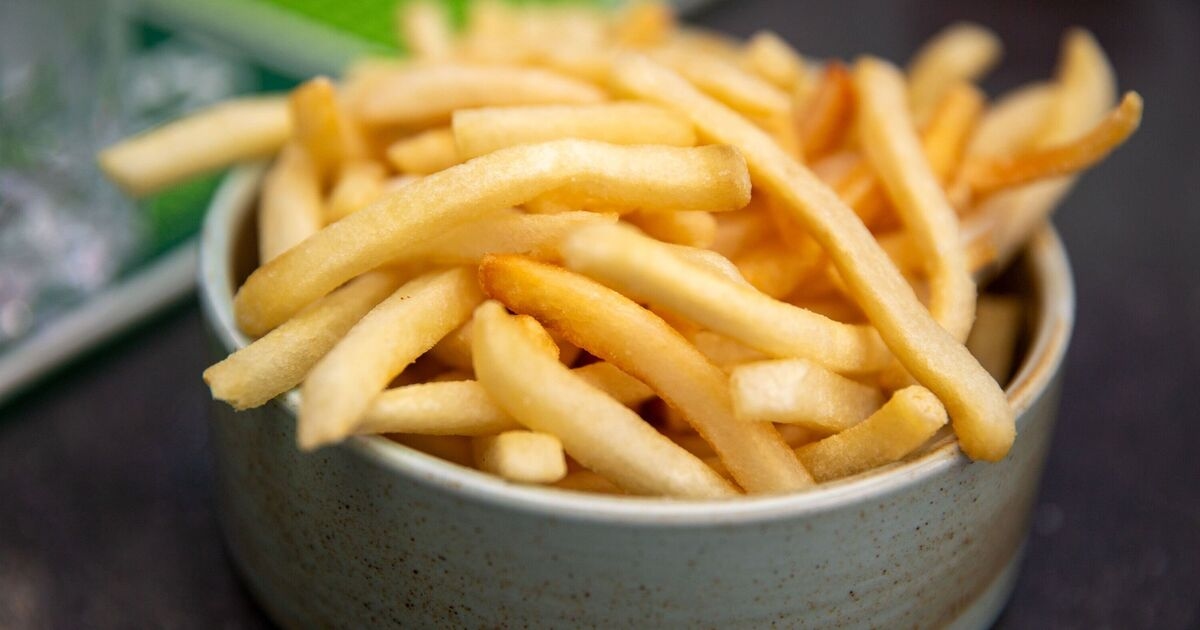 Prepara patatine fritte degne del ristorante nella friggitrice ad aria con soli cinque ingredienti