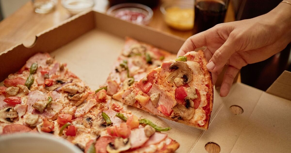 A pizza reaquecida fica com um sabor fresco e crocante quando você usa o método da Domino's.