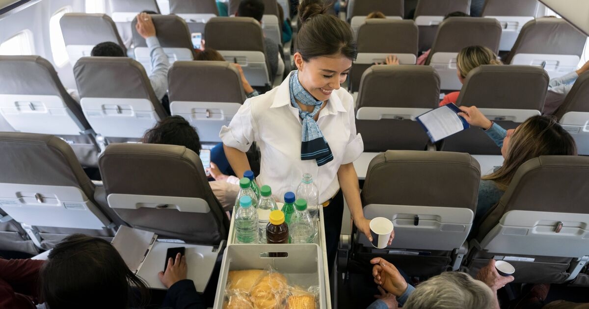 Un médecin met en garde quiconque mange de la nourriture d'avion pendant un vol
