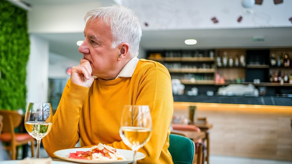 Lo inquietante que hizo mi marido en un restaurante y por qué los médicos temen que sea un síntoma temprano de demencia: DR. MARTIN SCURR