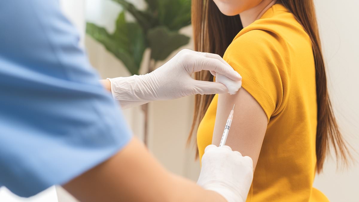 I funzionari di Biden hanno nascosto i rischi mortali per la salute dei vaccini COVID, rivela un rapporto bomba del Congresso