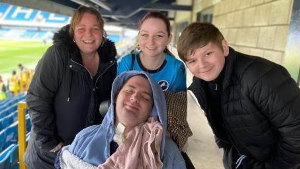 Un padre di due figli sano e in forma si ritrova con la "sindrome locked-in" dopo aver sofferto di una condizione di salute devastante, in aumento tra gli under 50.