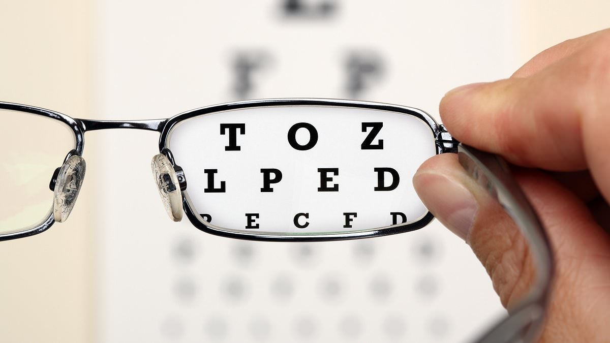 More eye conditions could be treated on the high street under new rules to allow optometrists and opticians access to more medicines