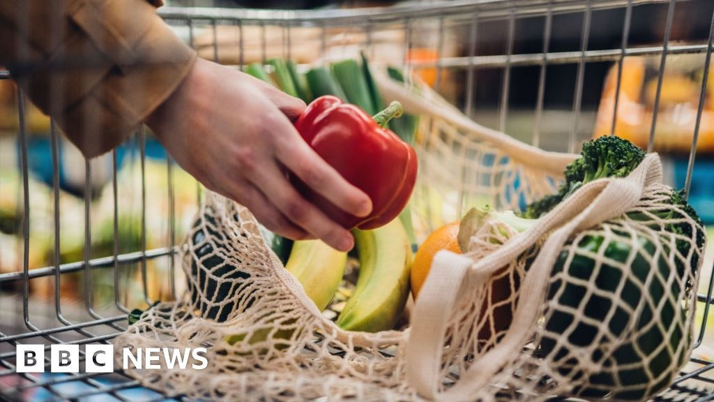 El gobierno pide a los supermercados que hagan más atractiva la comida saludable