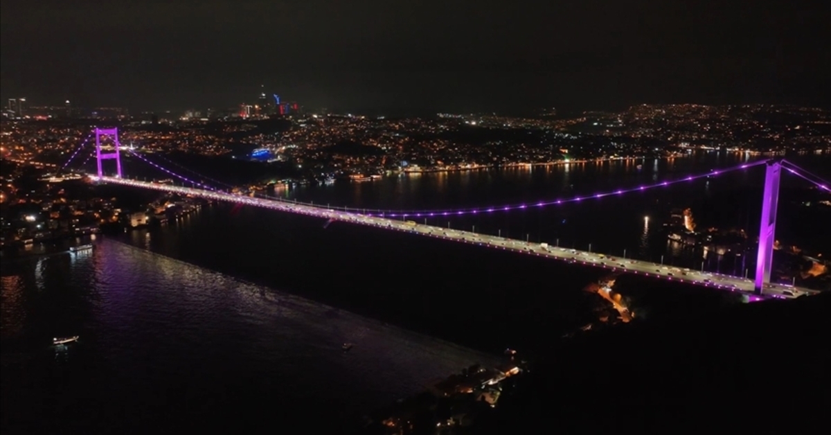 Dos puentes en Estambul se tiñen de rosa para concienciar sobre el cáncer de mama