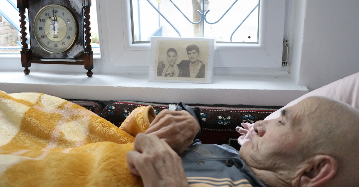 Hij zorgt voor zijn vrouw, die zich hem niet meer kan herinneren.