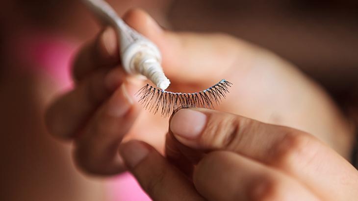 Soyez prudents avec la santé de vos yeux lorsque vous utilisez des faux cils ! Les adhésifs peuvent provoquer des allergies