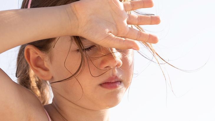Les enfants de moins de 5 ans sont particulièrement à risque ! Ne les sortez pas pendant ces heures.