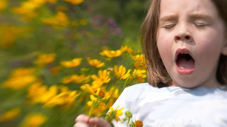 Ne sous-estimez pas le nez qui coule ! L'allergie au pollen persiste tout l'été.