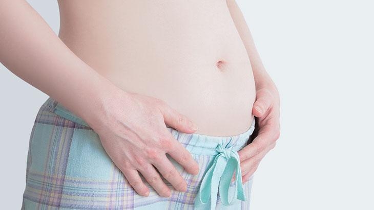 Cela réduit la qualité de vie ! 7 solutions pour un ventre plat le matin et un ventre gonflé le soir