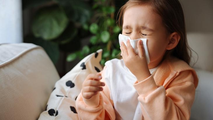 Het gevaar van verspreiding via niezen! Hoe kunnen we kinderen in de winter beschermen tegen infecties?