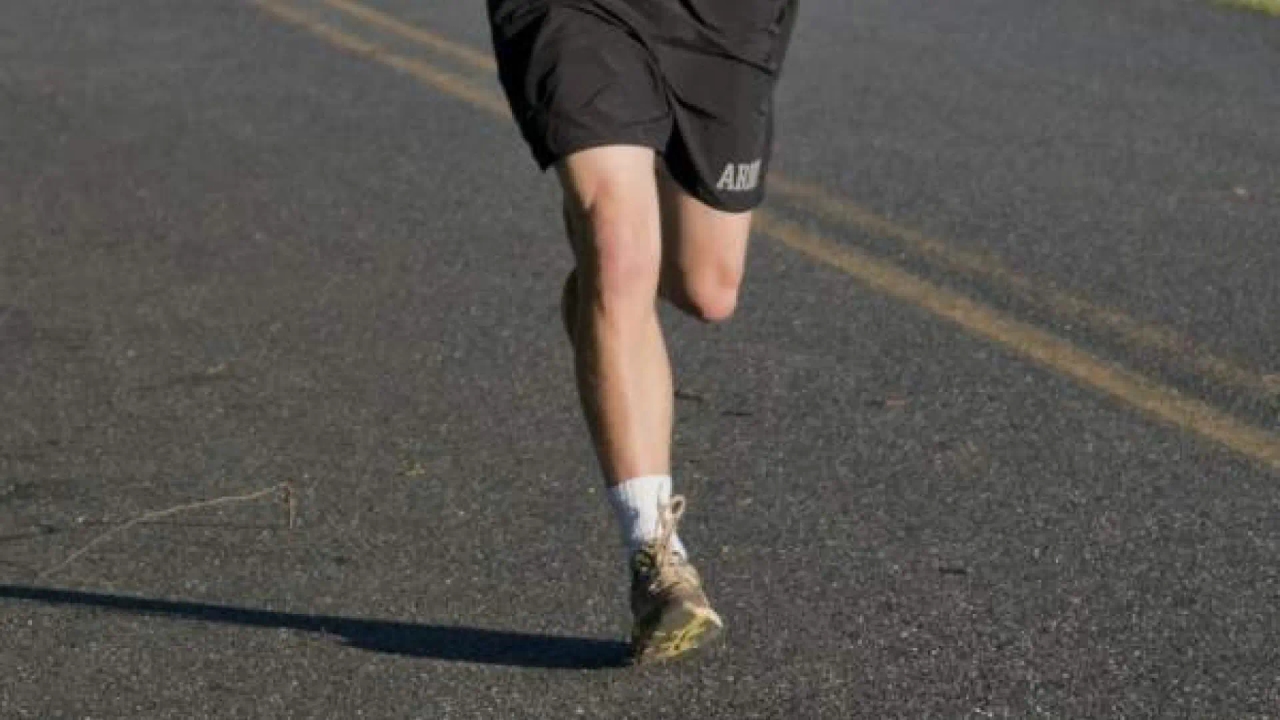 Dit is de oefening die je op basis van je leeftijd zou moeten kunnen doen: van 5 kilometer hardlopen tot 30 baantjes zwemmen.