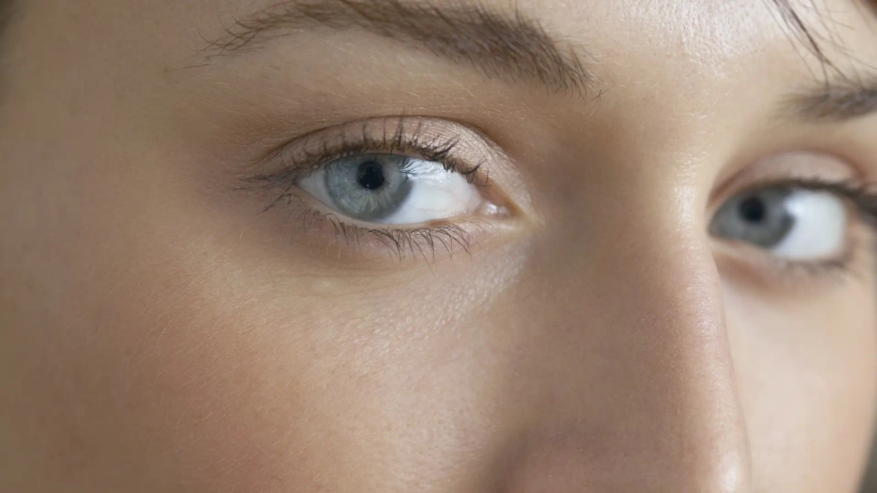 Cosa significa distogliere lo sguardo quando si parla con qualcuno, secondo la psicologia