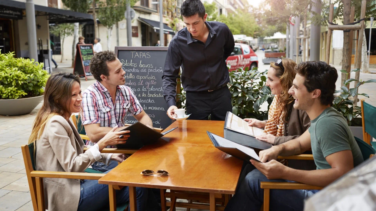 What it means to help waiters clear the table, according to psychology