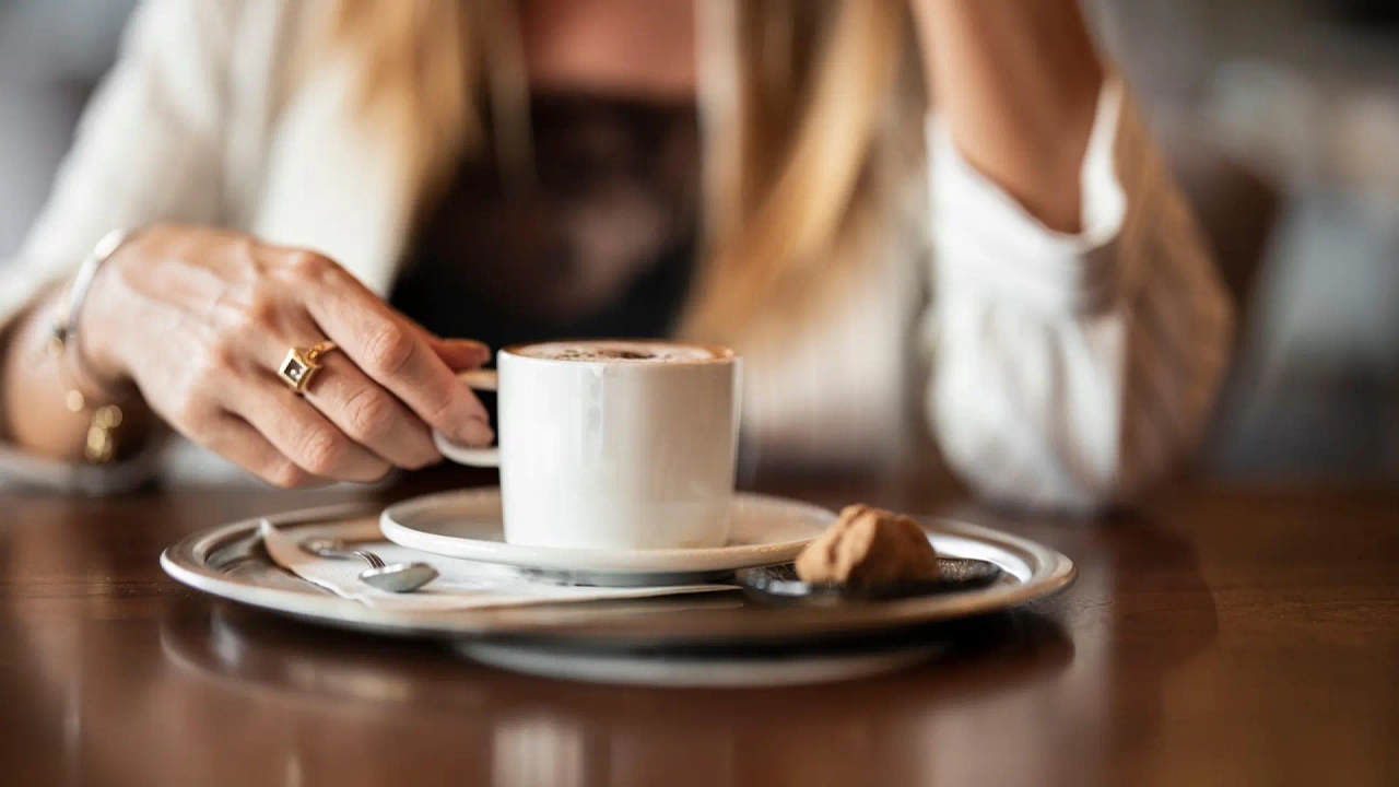 An endocrinologist explains what happens if you eat breakfast after nine: "The body interprets it as a sign of stress."