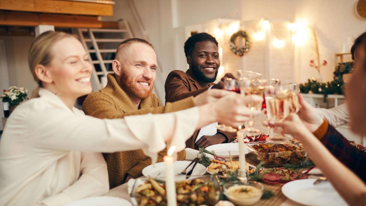 Manger régulièrement avec ses amis et sa famille apporte de grands bienfaits à la santé mentale, révèle une étude scientifique.