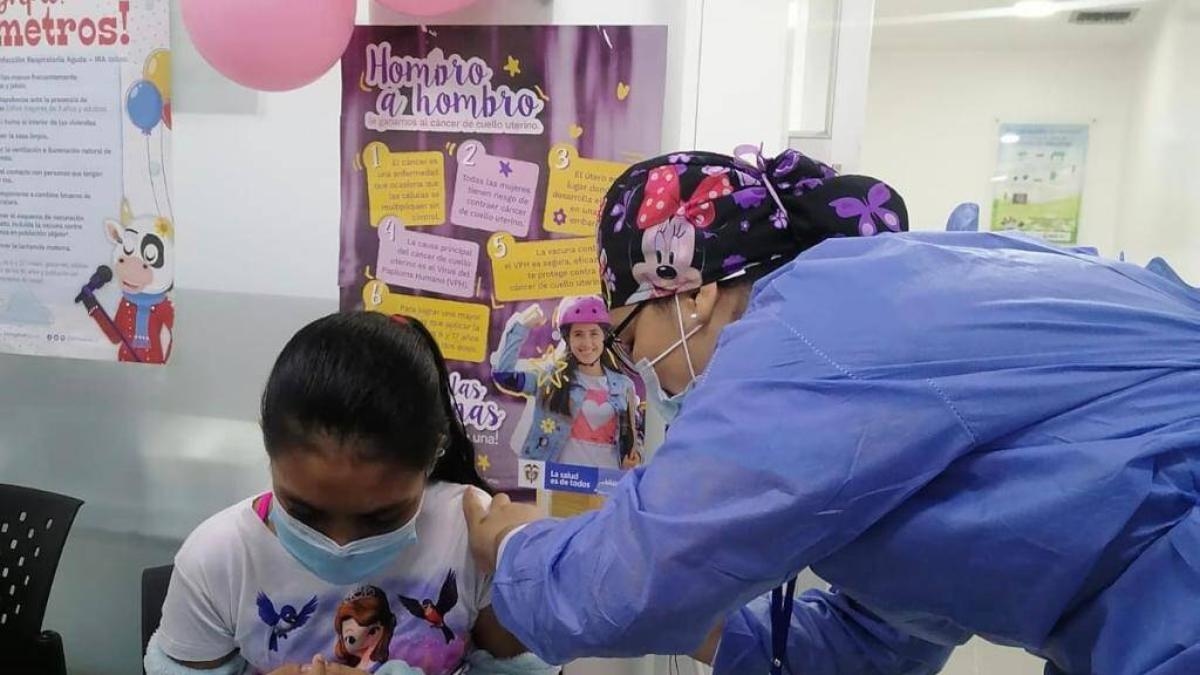 Desinformación, falta de acceso y ausencia de campañas: las razones detrás del estancamiento en la vacunación contra el VPH en Colombia