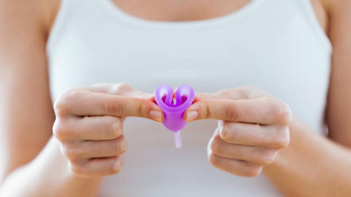 Does your daughter want to use a menstrual cup? This is the best way to guide her and teach her how it works.