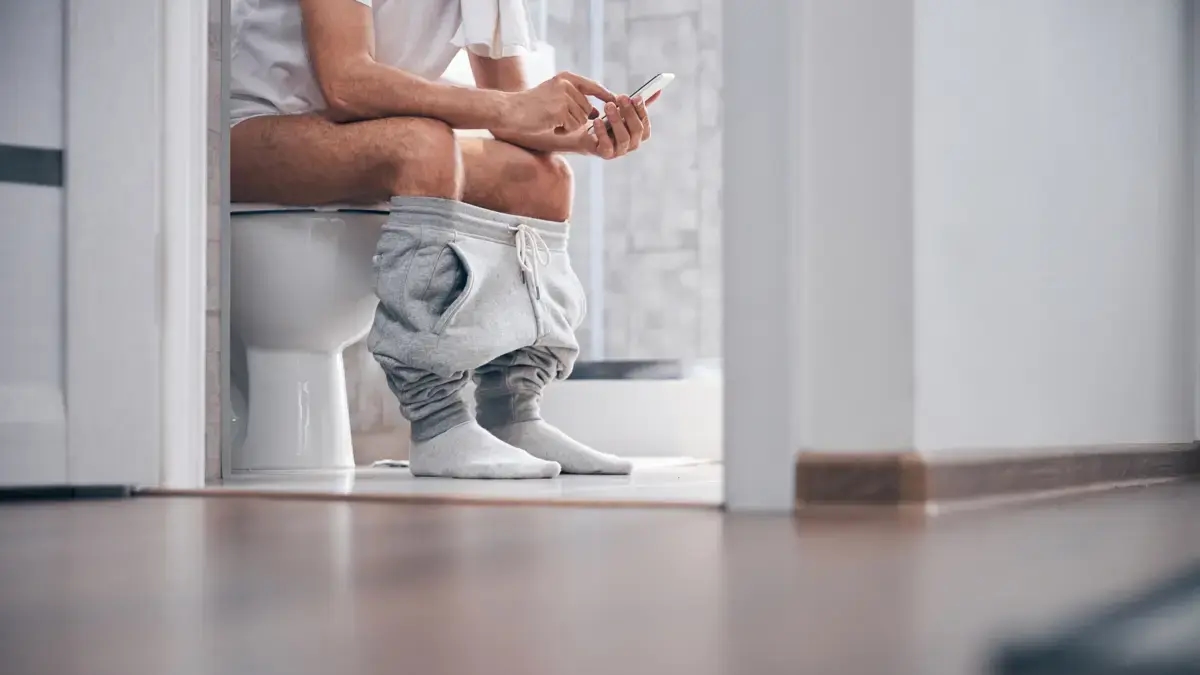 Verbringen Sie viel Zeit damit, auf Ihr Telefon zu schauen, während Sie auf der Toilette sind? Wissenschaftlichen Erkenntnissen zufolge könnte dies Ihre Gesundheit beeinträchtigen.