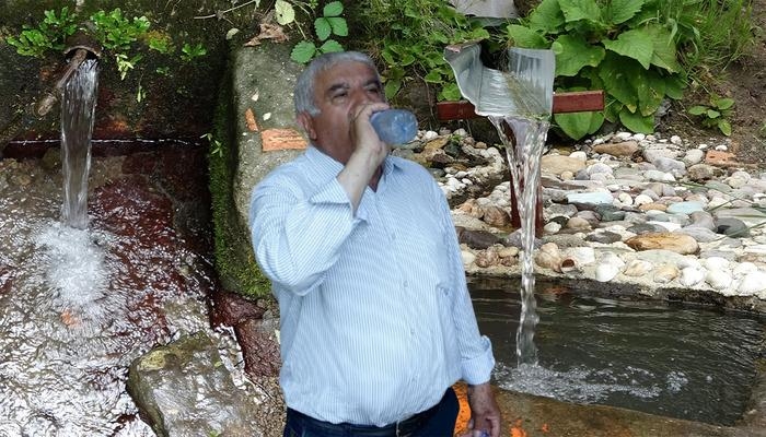 Od najmłodszych do najstarszych, wszyscy piją butelkę za butelką: Ostrzeżenie przed spożyciem gorzkiej w smaku „wody leczniczej”!