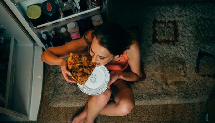 Die Frage, die sich jeder stellt: Nimmt man durch nächtliches Essen zu? Was kann ich tun, wenn ich nachts Hunger habe? Wie viele Stunden vor dem Schlafengehen sollte ich essen? Experten erklären...