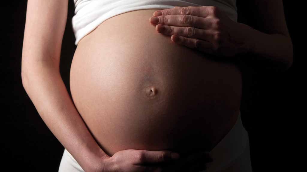 La musculation pendant la grossesse améliore le sommeil, réduit la douleur et augmente le bien-être