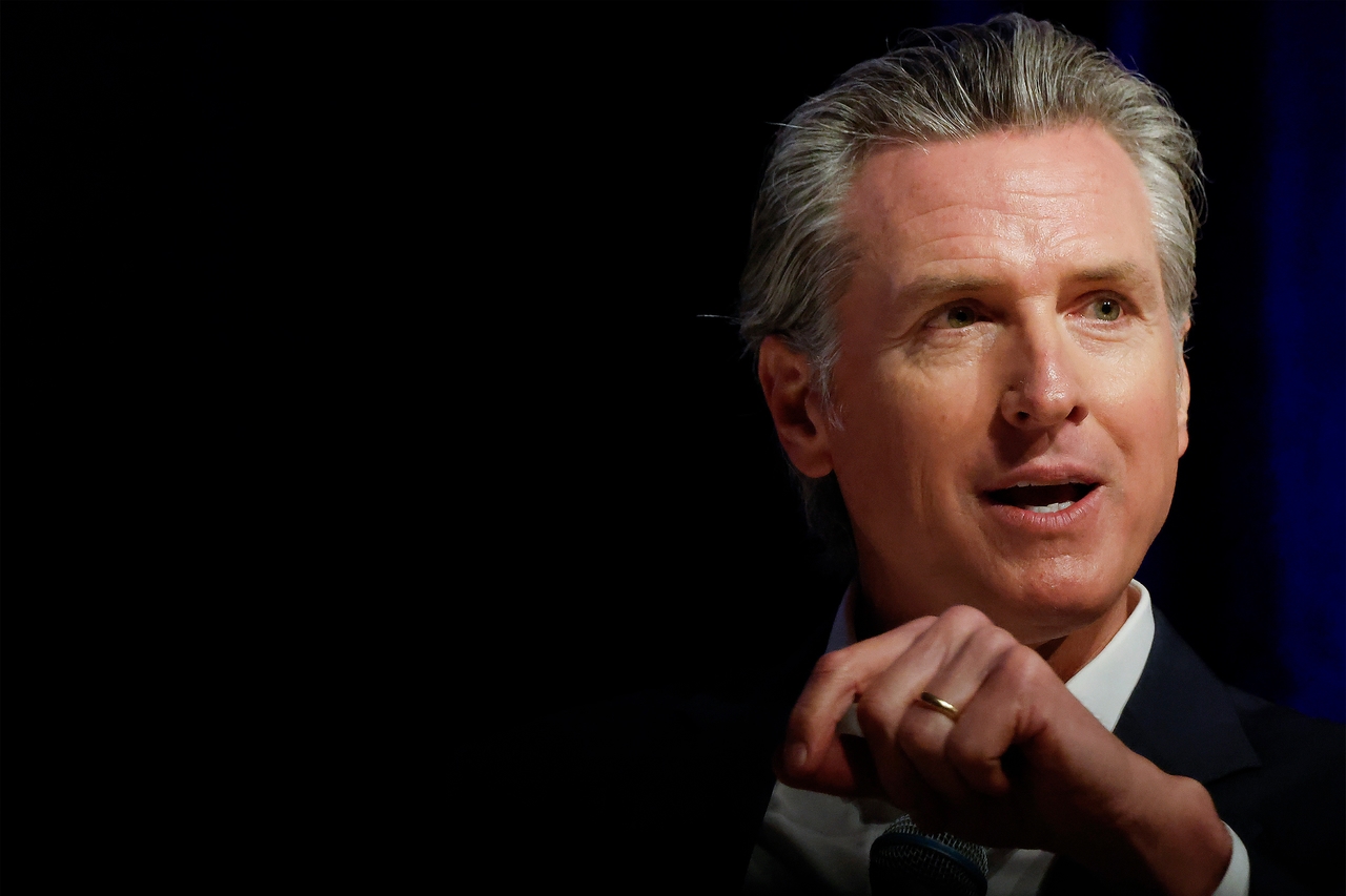 O discurso de Newsom ao tentar reduzir o atendimento de saúde para imigrantes: "Temos que nos adaptar"