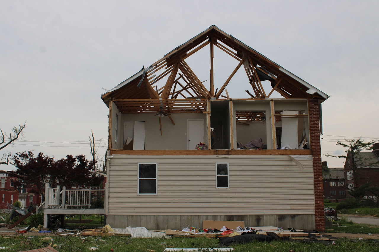 Voluntários ajudam St. Louis atingido por tornado em meio à espera por ajuda federal