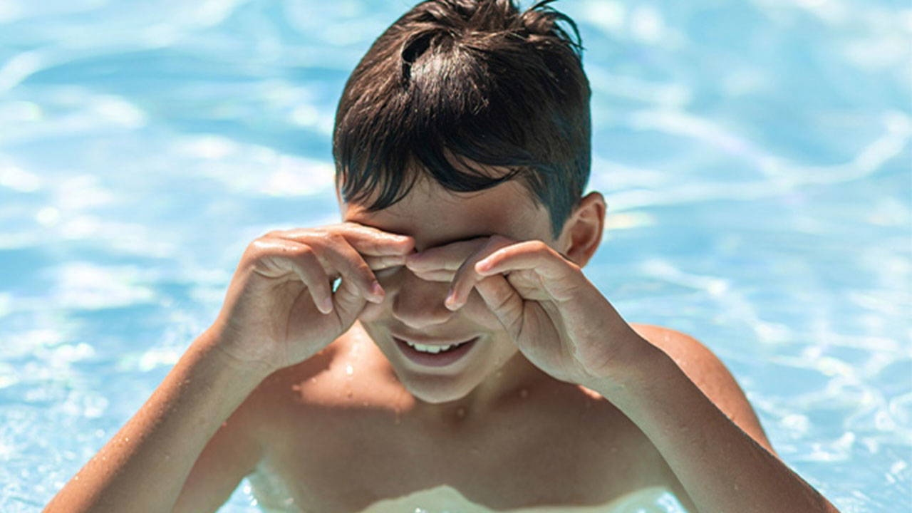 Recommendation for UV-protected glasses in the sea and pool against the risk of 'red eye'