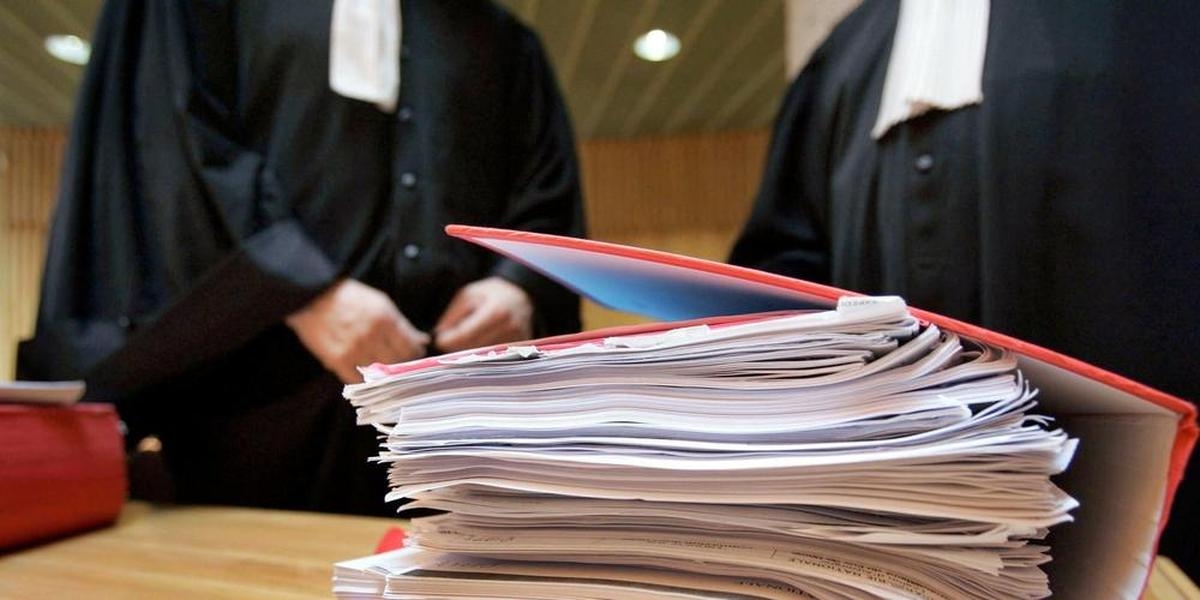 Jonge vrouw opnieuw berecht voor moord op bedlegerige grootvader door zijn bed in brand te steken
