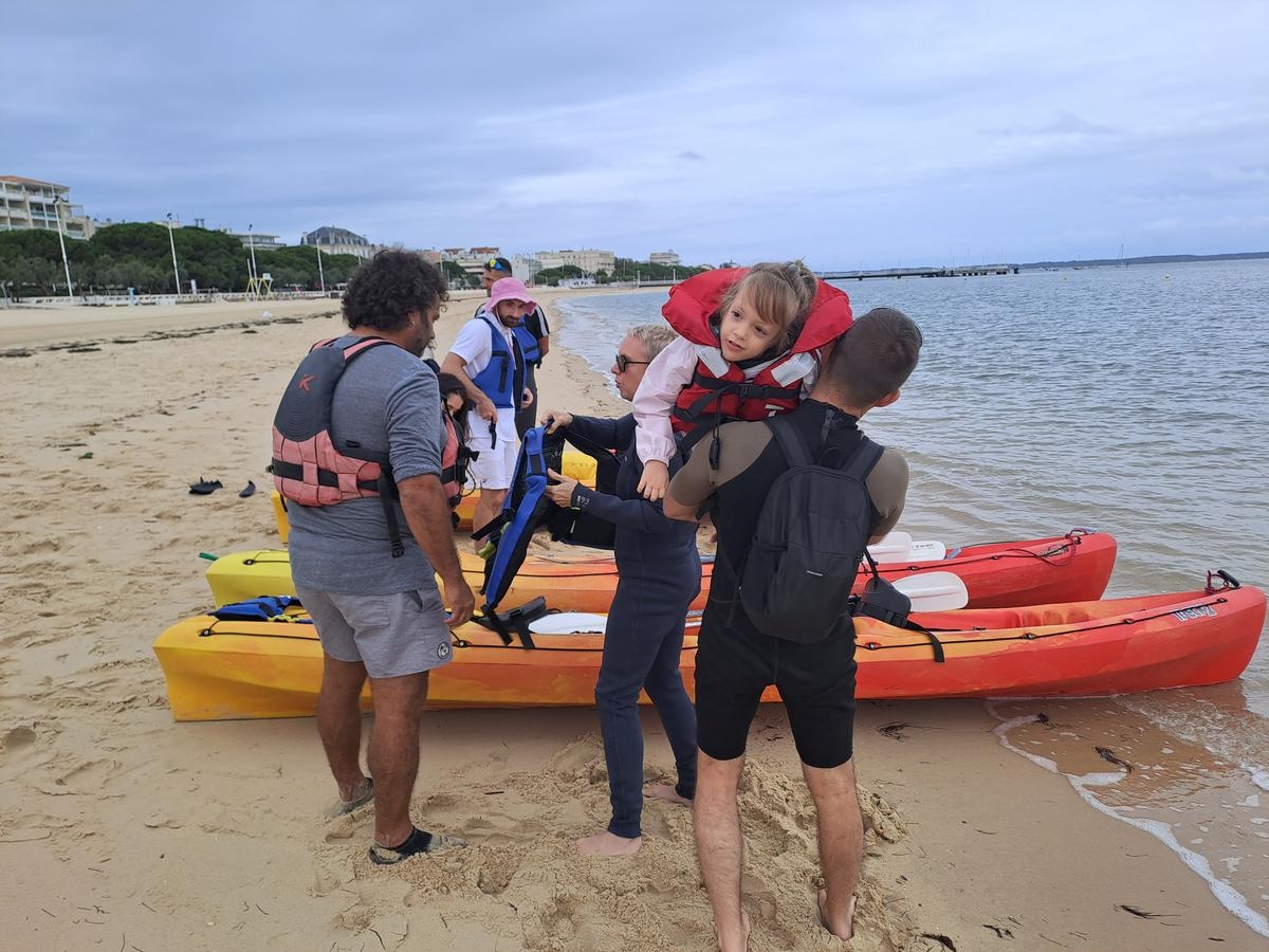 Zatoka Arcachon: Kajakowe wyzwanie sportowe dla niepełnosprawnej dziewczynki