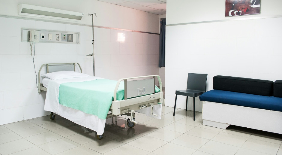 Personne ne bénéficie des mêmes augmentations de salaire que dans le secteur de la santé, et la dette des hôpitaux augmente. Les autorités locales réclament des changements.