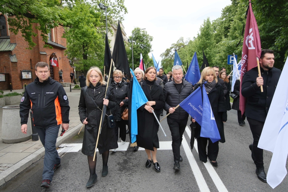 Zo marcheerden de medici door Warschau. Ze protesteerden tegen geweld. "Dit is onze stille schreeuw" [FOTO'S]