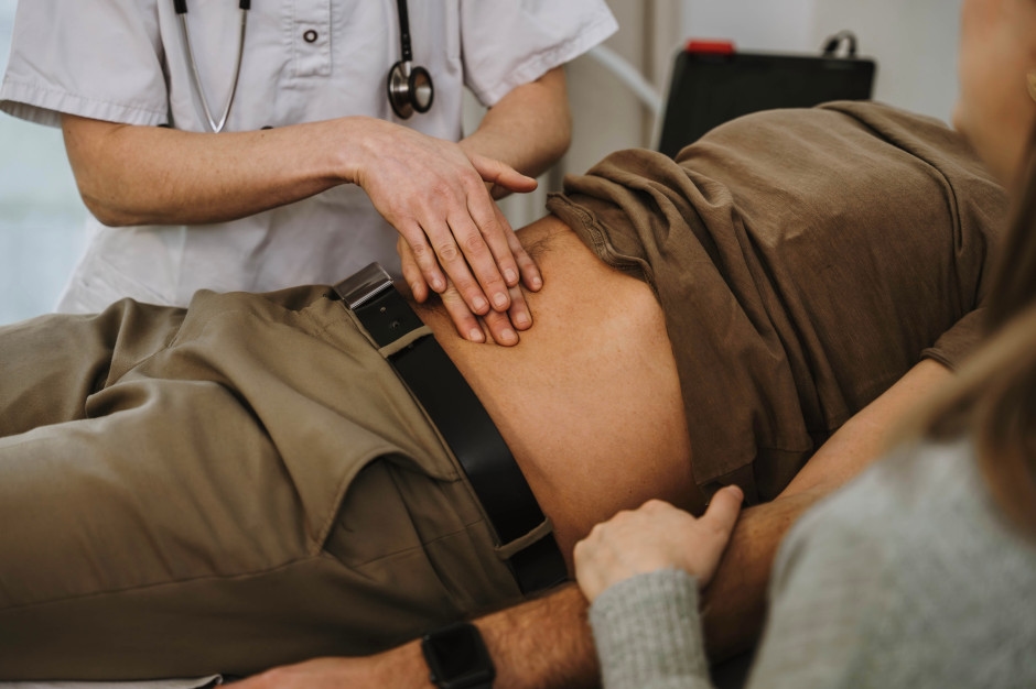 Pessoas doentes na Polônia têm que esperar 8 anos. Durante esse período, o risco de câncer de garganta, esôfago e intestino aumenta.