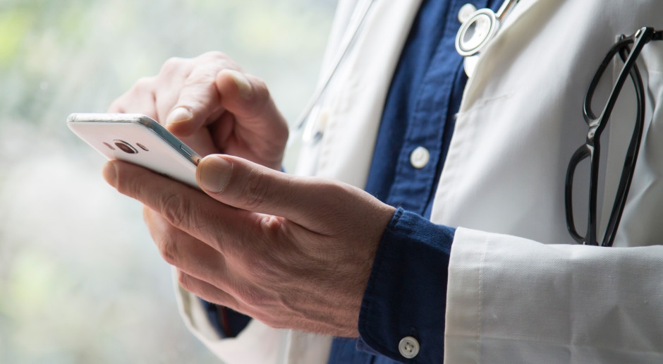 Un noto medico sta facendo agitazione politica. Il sottile confine tra libertà di parola e violazione delle regole professionali