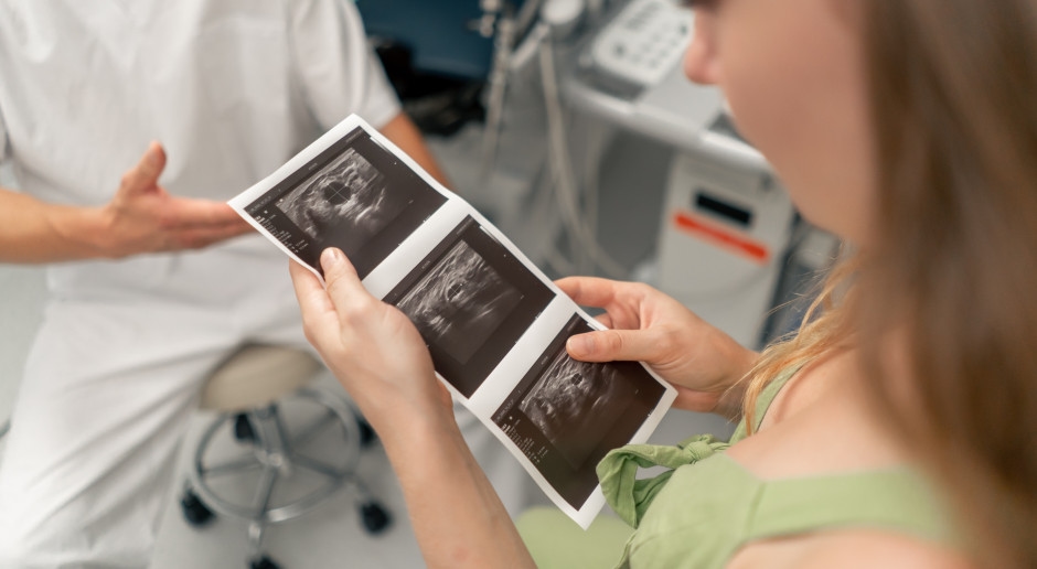 L'ostetrica concederà un congedo per malattia alle donne incinte? Le consultazioni sono in corso.