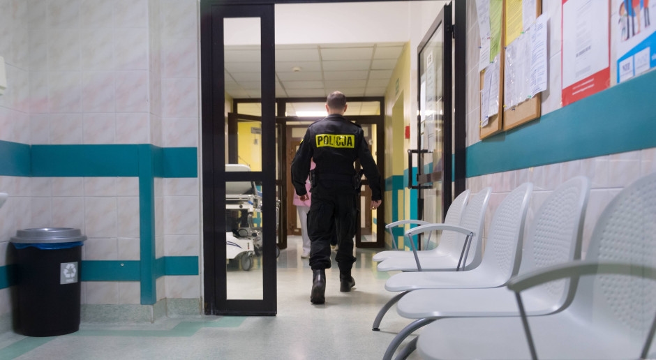 Er packte eine Krankenschwester am Hals und würgte sie. Ein 50-jähriger aggressiver Patient muss sich einer Anklage stellen.