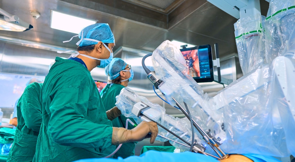 Chirurgie robotique ou radiothérapie ? Personne n’a jamais comparé les deux méthodes chez ces patients.