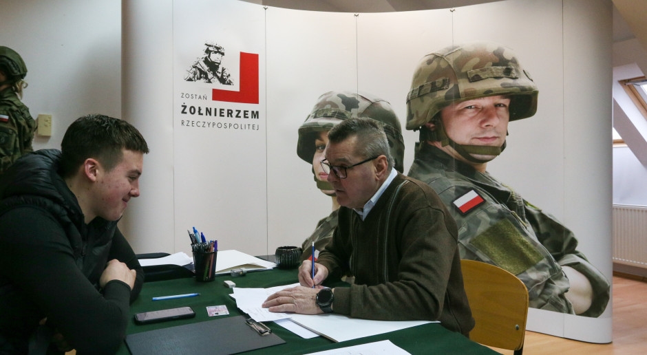 Médicos com cargos militares ganharão mais. O Ministério da Defesa Nacional planeja aumentos salariais.