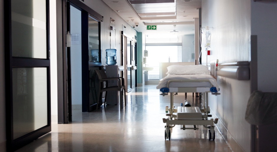 É raro que leitos hospitalares estejam 85% ocupados. Mas essas enfermarias estão superlotadas.