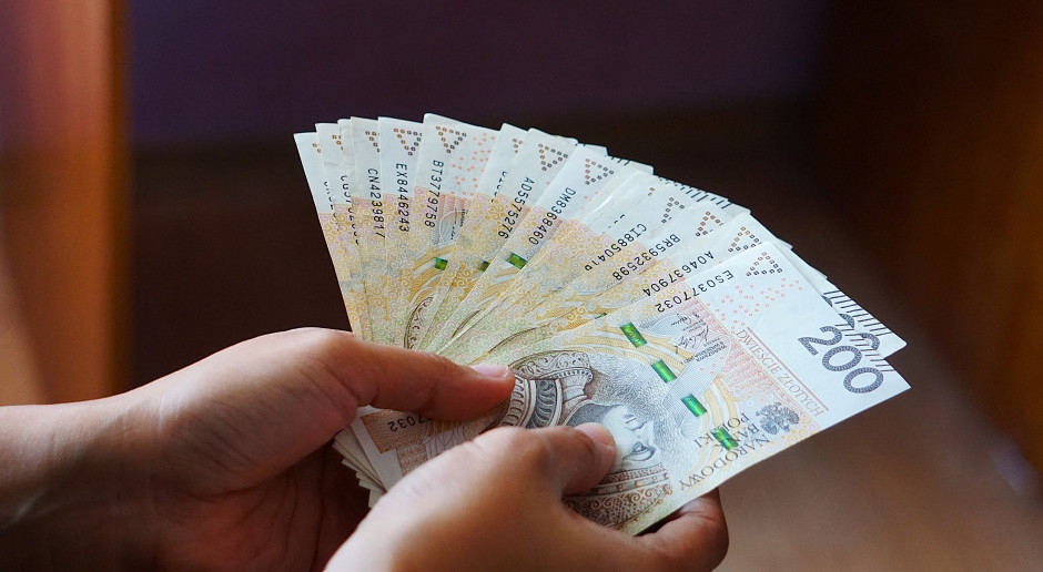 2,9 milliards de złotys ont déjà été déposés sur les comptes polonais. 90 pour cent de cette somme sont allés aux femmes.