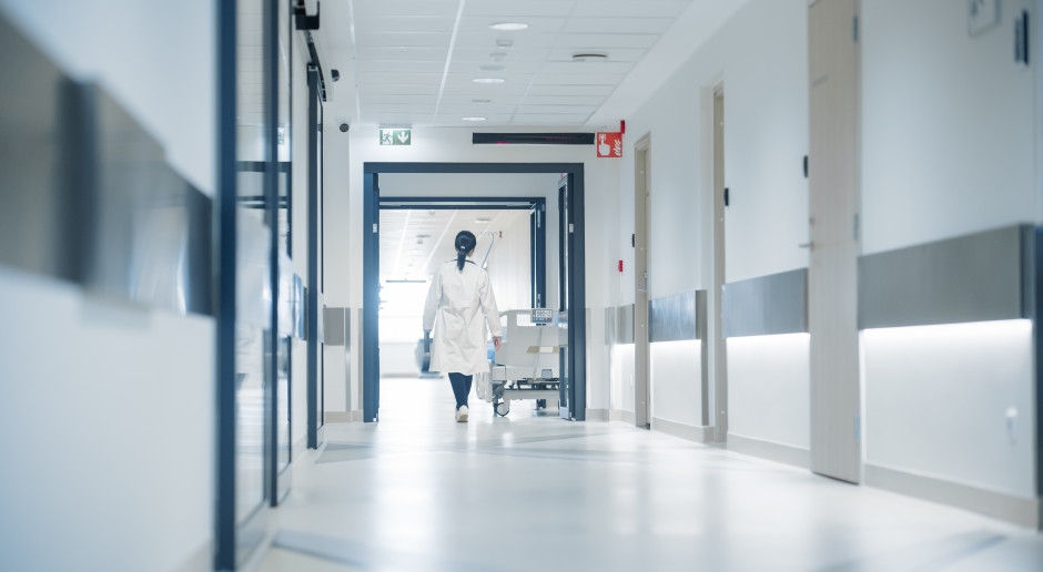 A dívida do hospital está custando 90.000 zlotys por dia. Os salários estão atrasados ​​há vários meses.