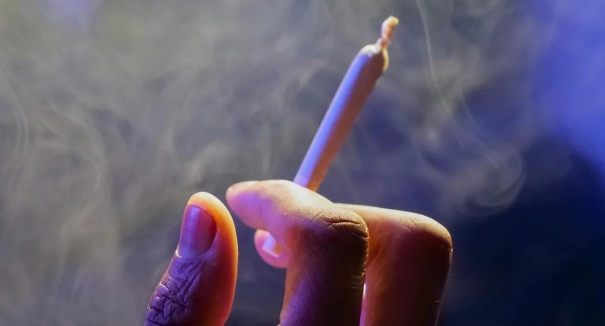 Uno de cada cinco adultos jóvenes consume marihuana o alcohol para conciliar el sueño. Un estudio revela conexiones inquietantes.
