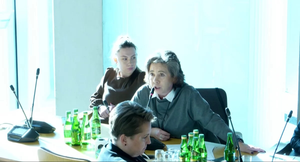 «Это скандал». В парламентском комитете разгораются жаркие дебаты по поводу финансирования детской реабилитации.