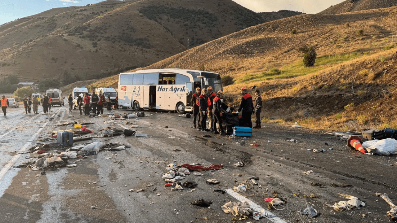 ¡Un autobús de pasajeros se estrella contra la ladera de una montaña en Sivas! Cuatro muertos