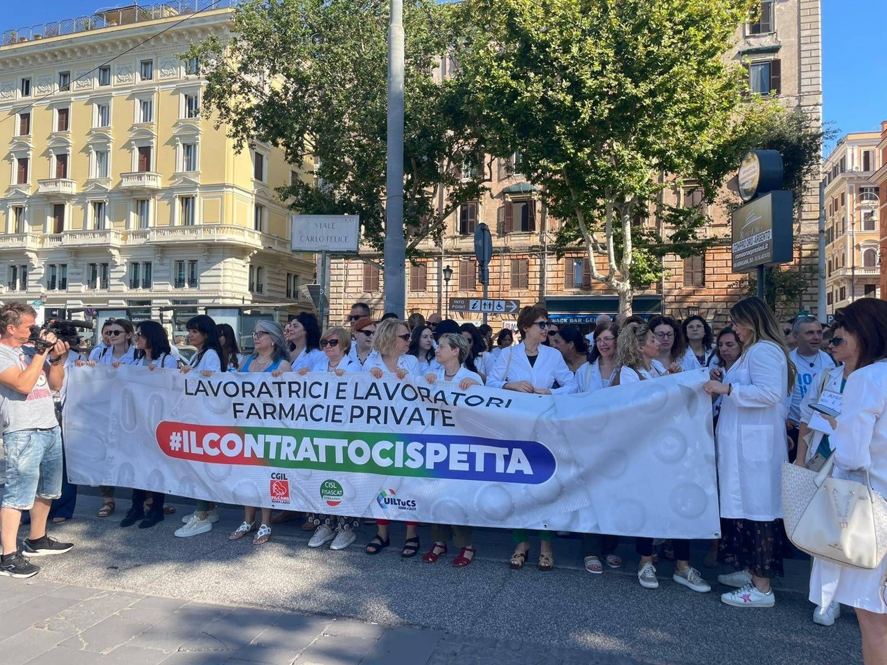 Pharmacies, employees protest in Rome: "Humiliated, we want decent salaries"