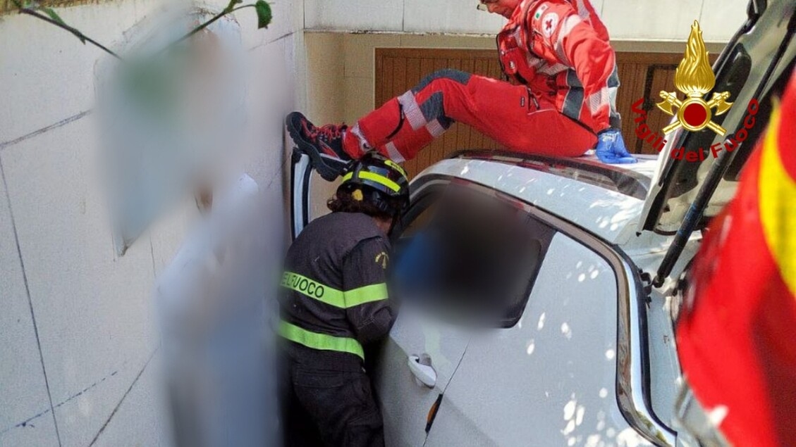 Man verpletterd door zijn auto op de oprit van de garage