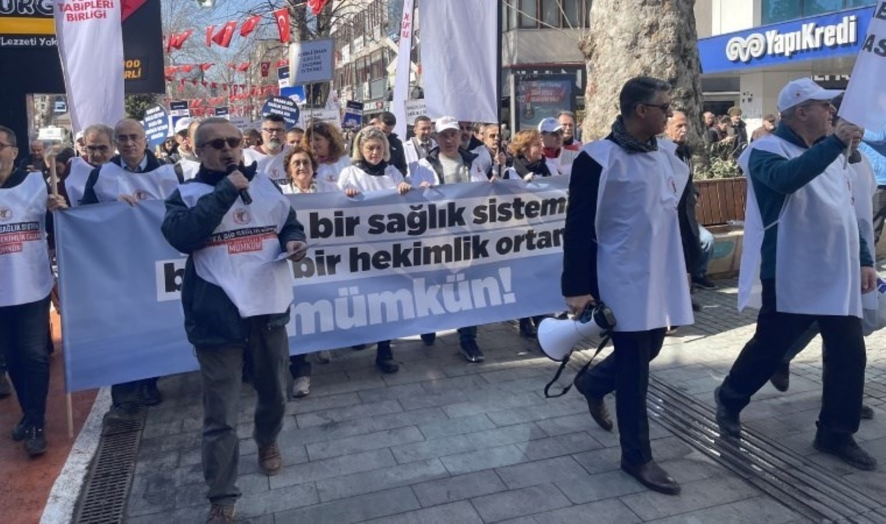 „Weißer Marsch“ der Ärzte in Izmit: „Gesundheit kann nicht in fünf Minuten erreicht werden“