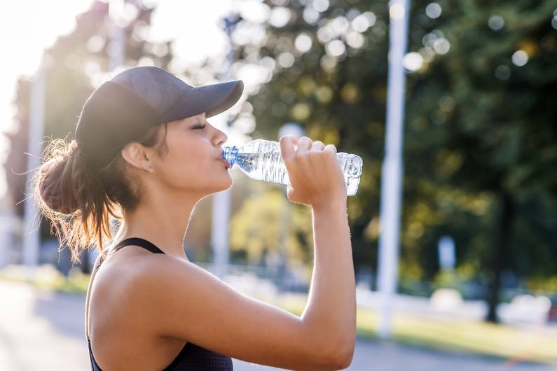 Voor- en nadelen: Hardlopen met een pet bij warm weer: beschermt het je lichaam of houdt het de warmte vast?